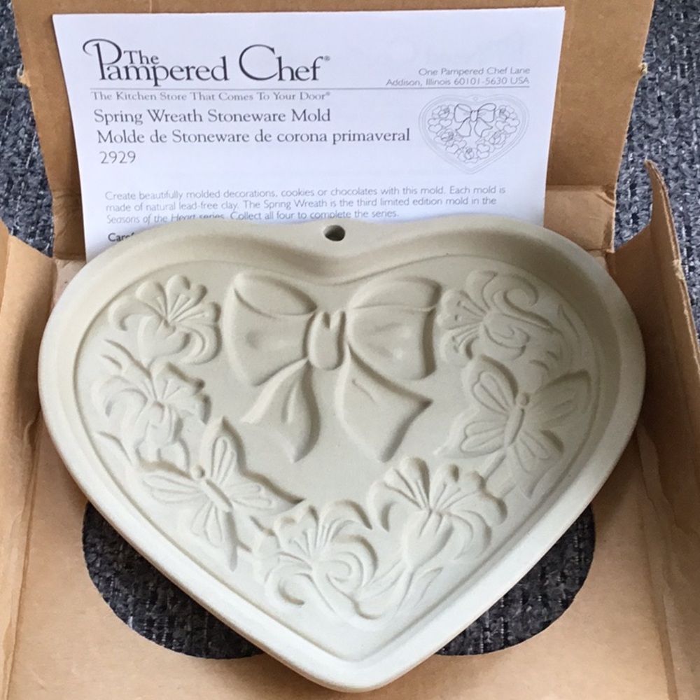 The Pampered Chef Heart-Shaped Spring Wreath Stoneware Mold